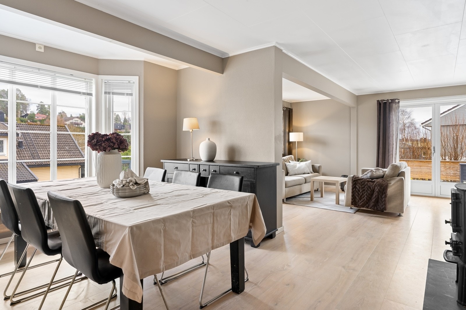 Stuen har god størrelse og er oppdelt med spisestue og dagligstue. Galleribilde