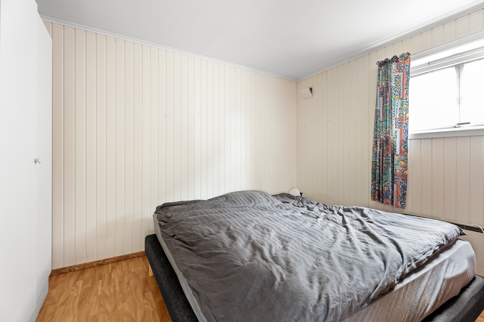 Soverommet har godt med skapplass. Galleribilde