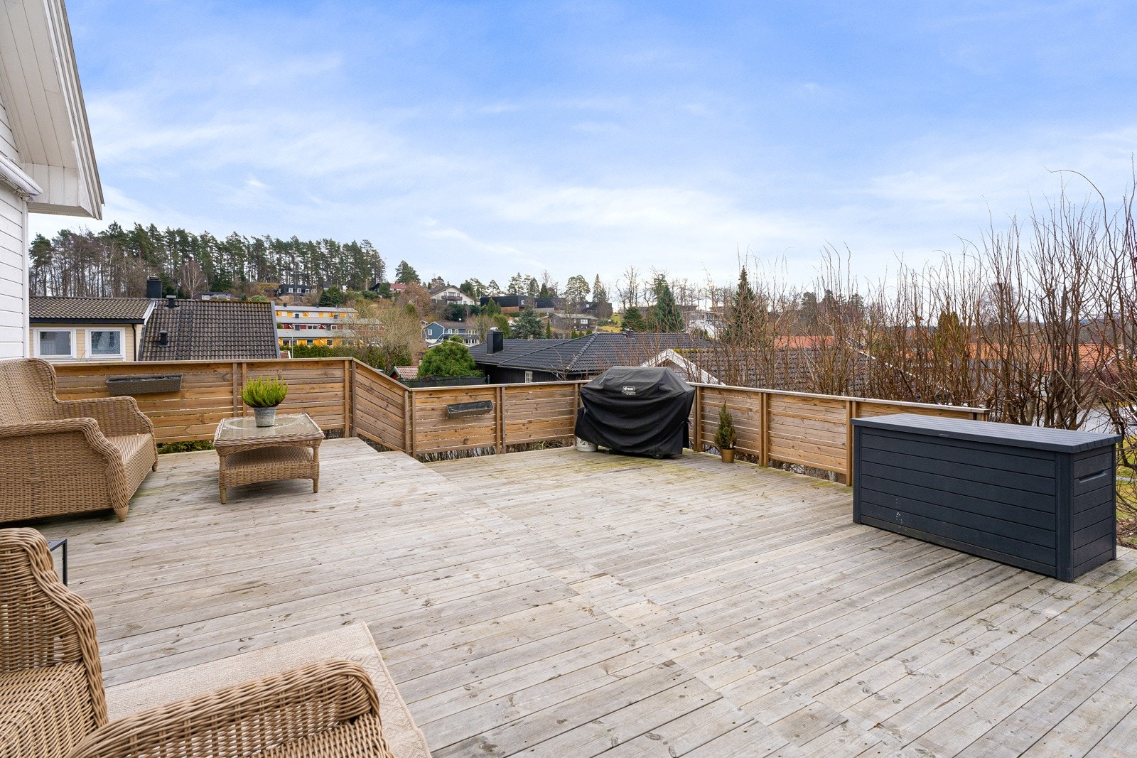 Verandaen er påbygd i nyere tid, så her er det plass til familie og venner. Galleribilde