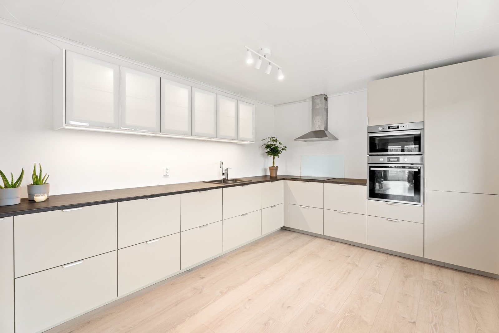 Helt nytt kjøkken med integrerte hvitevarer. Galleribilde