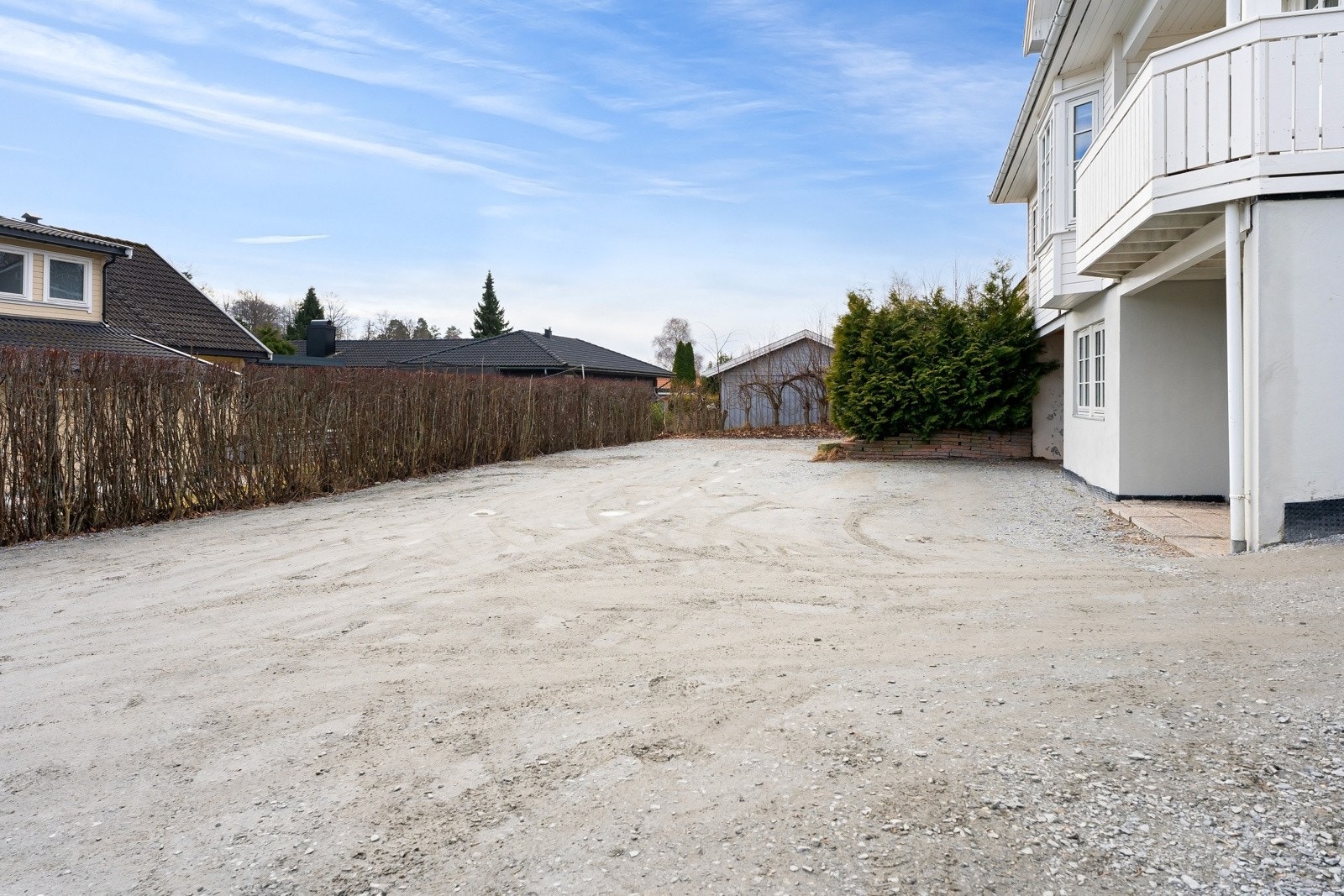Stor gårdsplass med gode parkeringsmuligheter. Galleribilde
