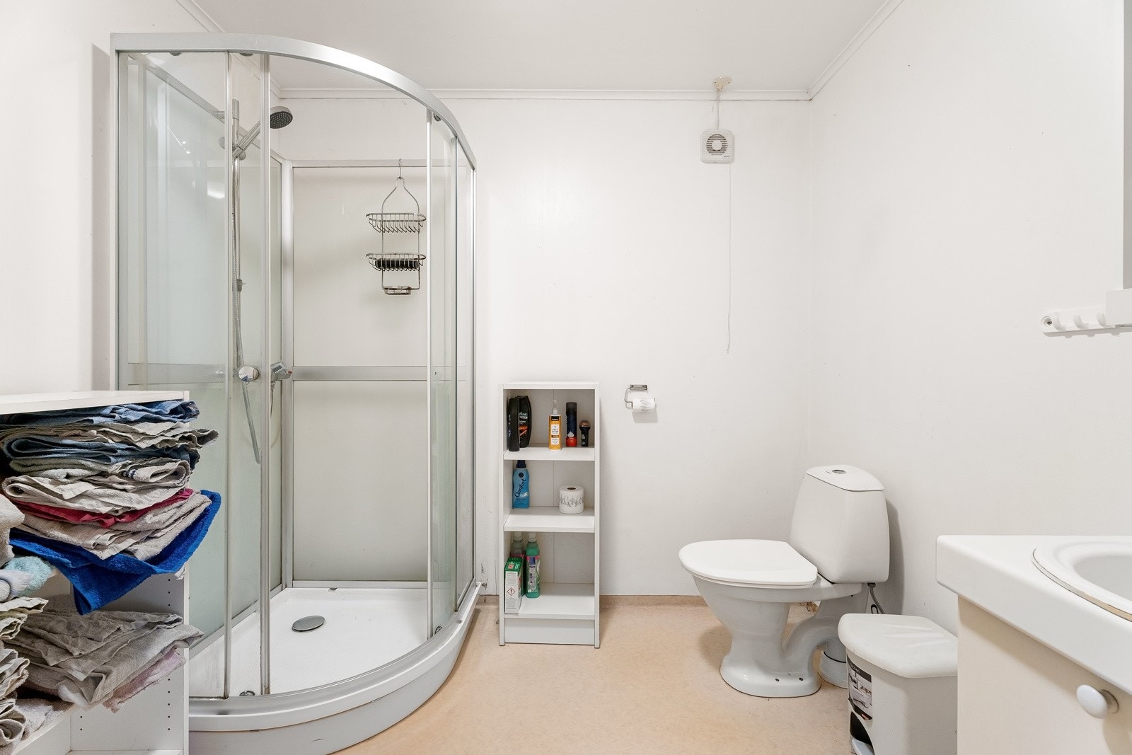 Badet er innredet med servantskap, dusjkabinett og wc. Galleribilde