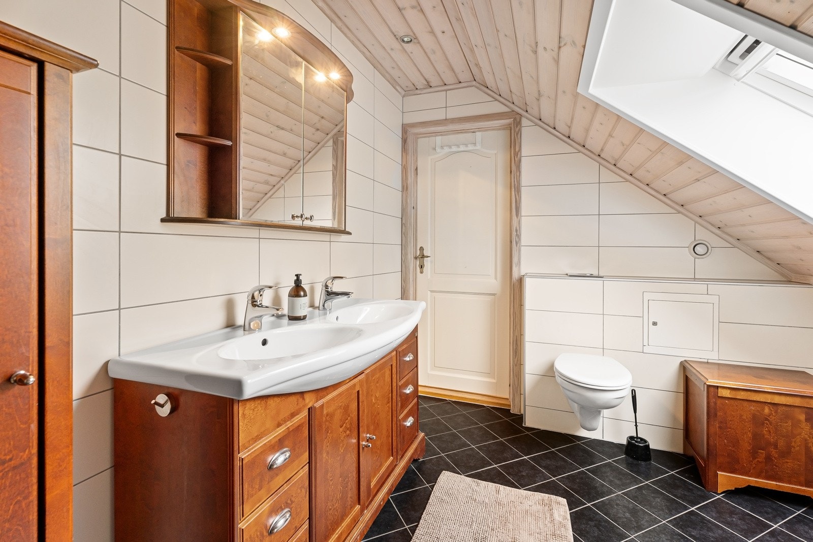 Badet er godt innredet med servantskap, dusjhjørne og badekar. Galleribilde