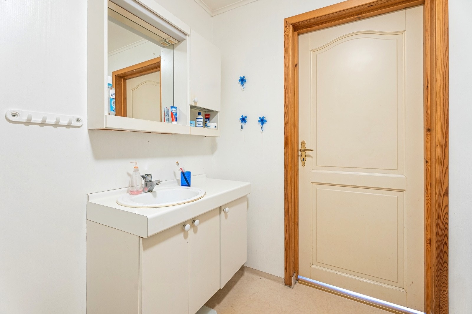 Badet er innredet med servantskap, dusjkabinett og wc. Galleribilde