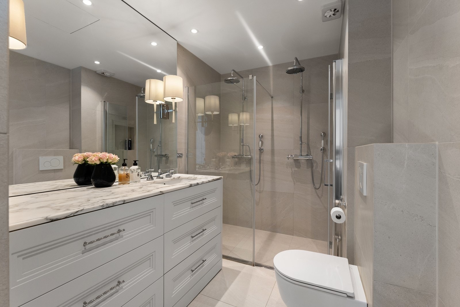 Meget lekkert baderom med svært påkostede løsninger Galleribilde