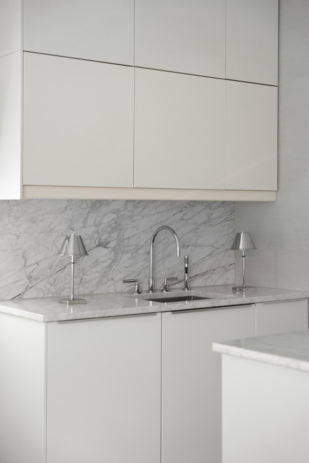 Stekeovn, platetopp, kjøl/frys og oppvaskmaskin er integrert i innredningen Galleribilde