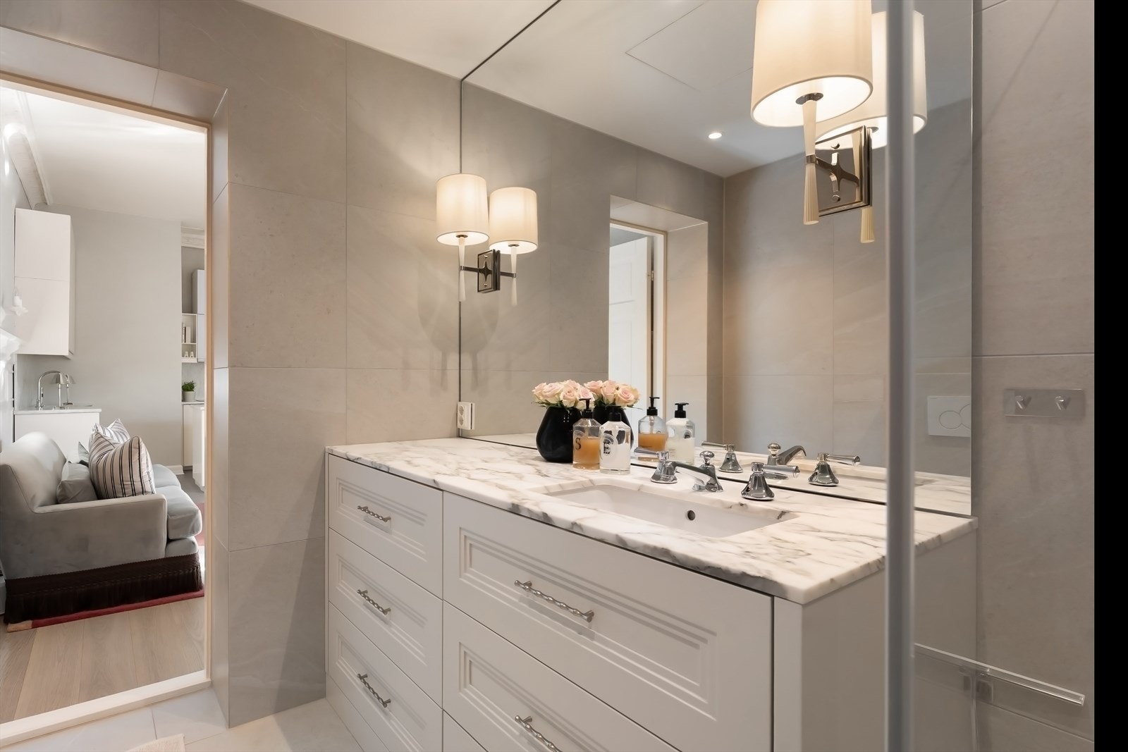 Skjult løsning med vaskemaskin bak skuffene på venstre side Galleribilde