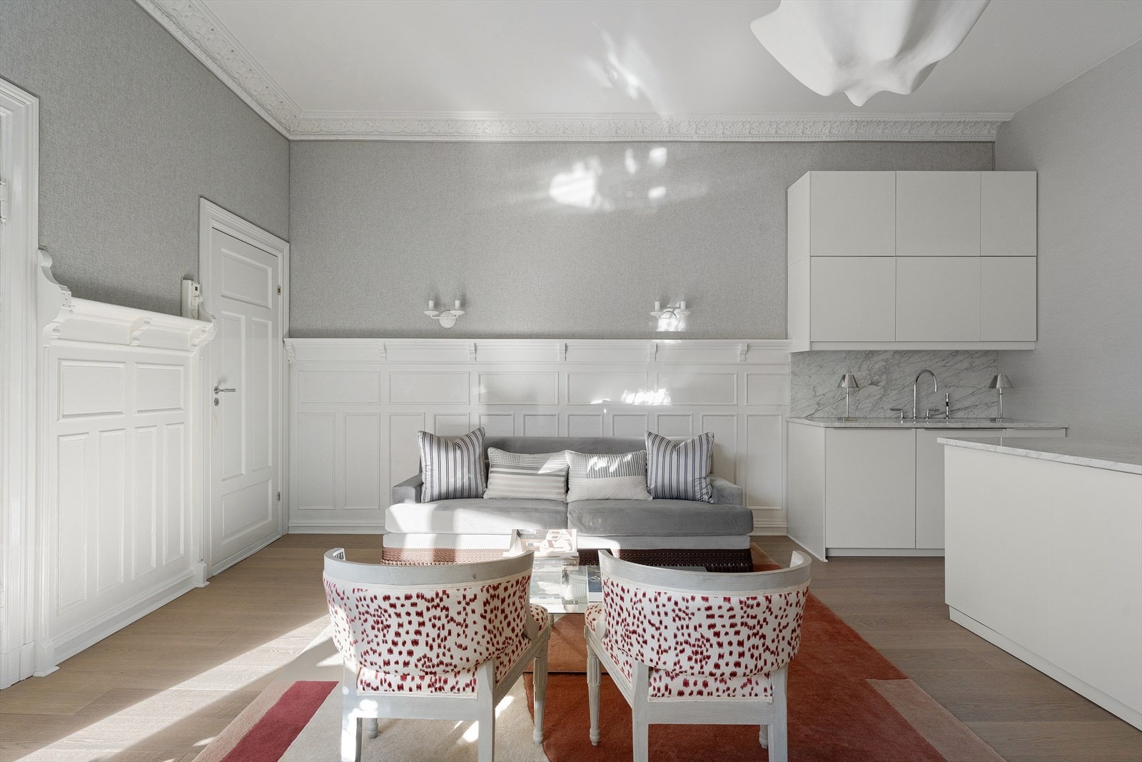 Leiligheten oppleves meget gjennomført med påkostede materialvalg og gode løsninger Galleribilde