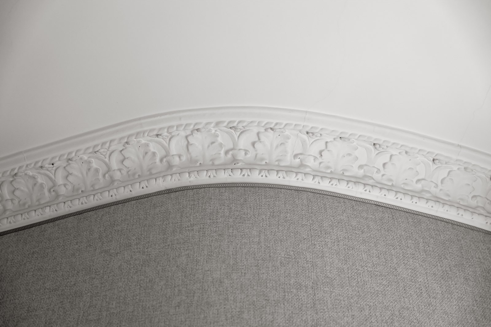 Lekker stofftapet, stukkatur, rosett og brystpanel på veggene Galleribilde