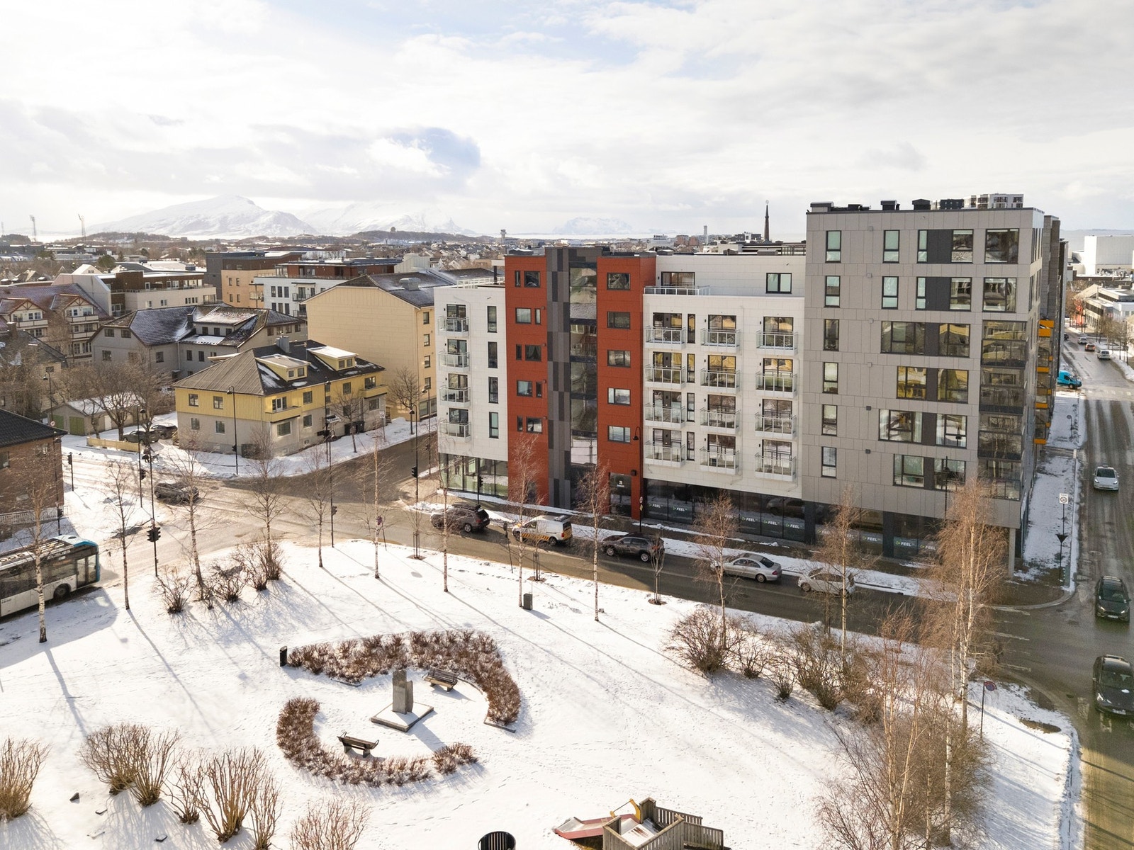 Her bor man midt i sentrum med gangavstand til alle byens fasiliteter. Umiddelbar nærhet til park, buss, glasshuset, butikk m.m. Galleribilde