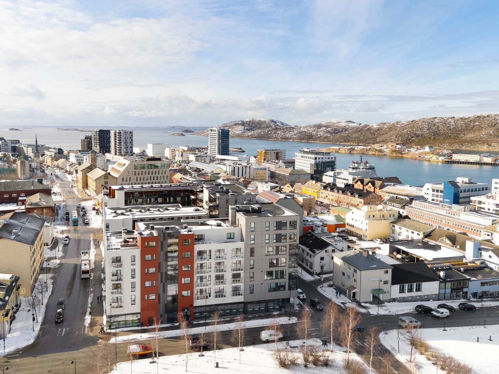 Her bor man midt i sentrum med gangavstand til alle byens fasiliteter. Umiddelbar nærhet til park, buss, glasshuset, butikk m.m. Galleribilde