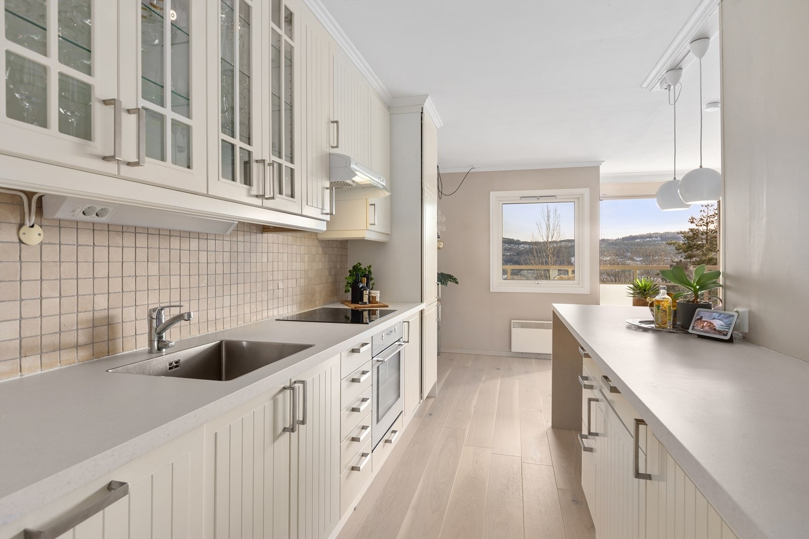 Kjøkkenet er utstyrt med integrerte hvitevarer som kjøl/fryseskap, komfyr, platetopp og oppvaskmaskin Galleribilde