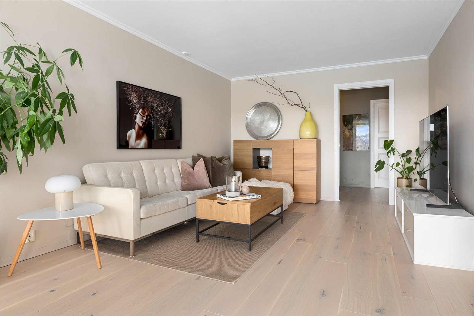 Stuen gir enkelt plass for sofagruppe med tilhørende tv-møblement Galleribilde