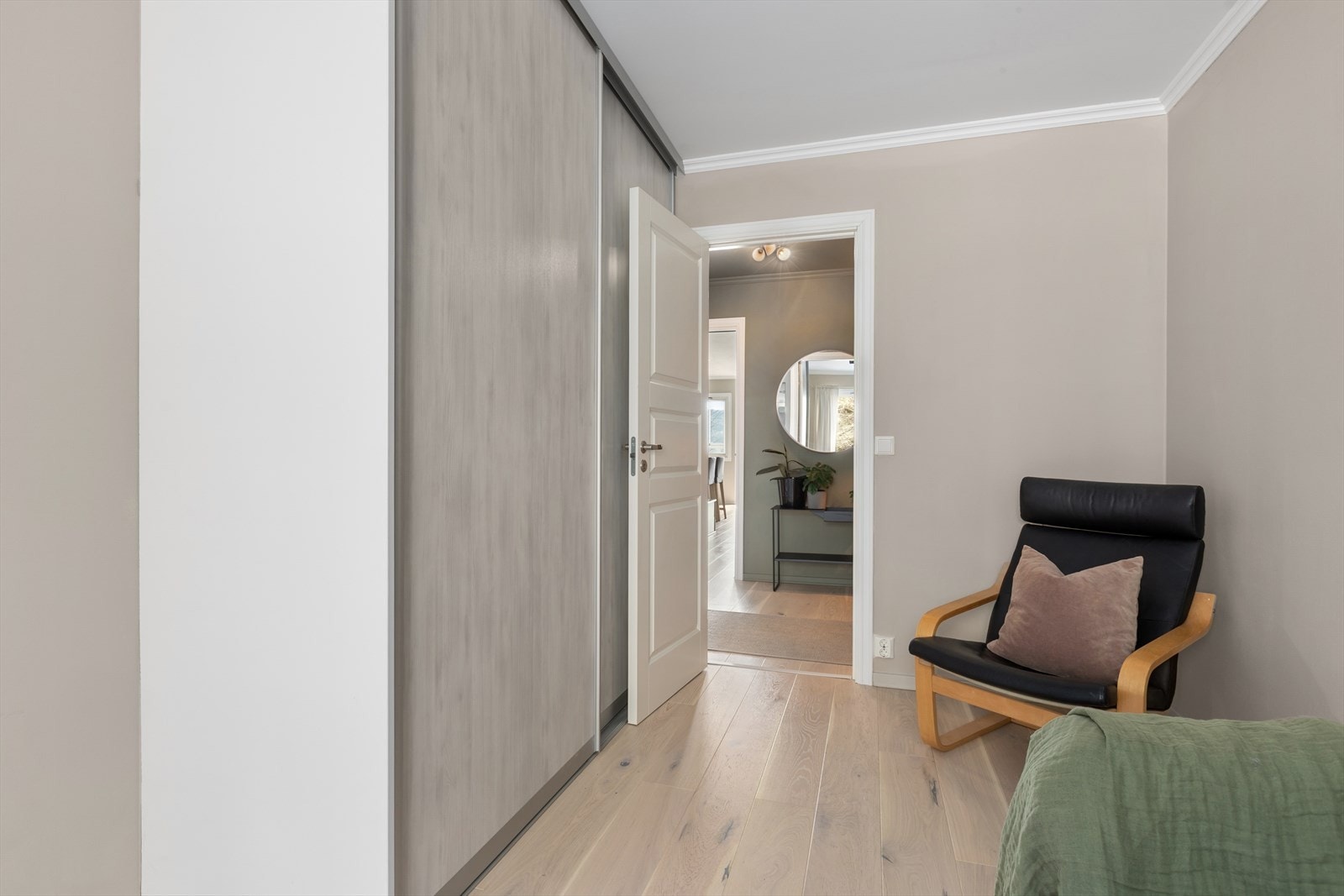 Også her er det praktisk skyvedørsgarderobe med gode oppbevaringsmuligheter Galleribilde