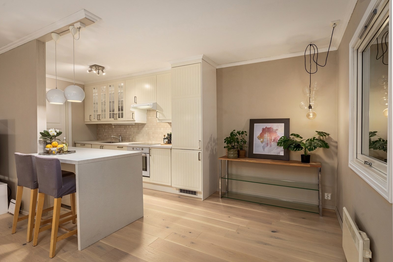 Kjøkkenet har godt med benkeplass samt barløsning med sitteplass for to Galleribilde