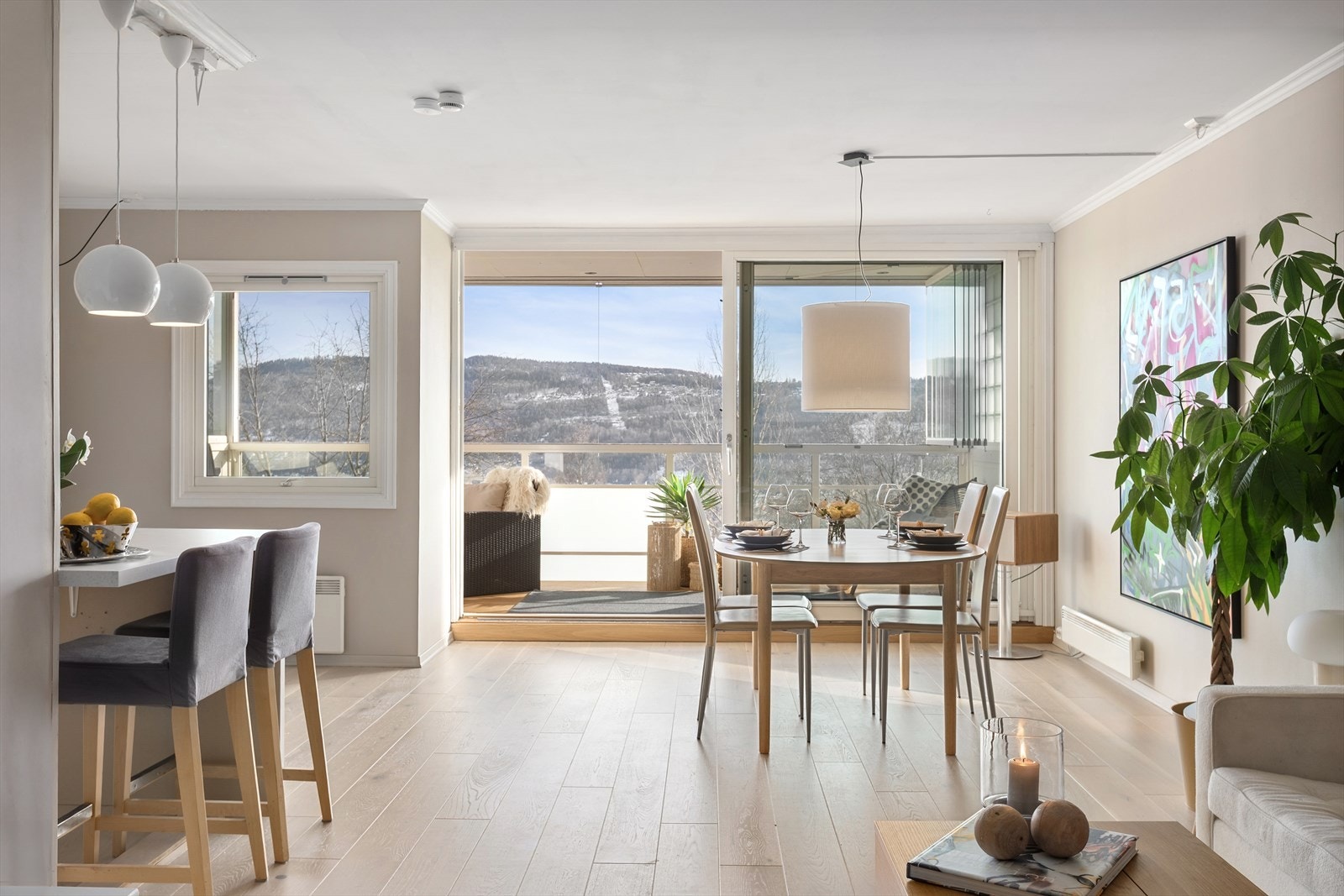 Verdt å nevne er at oppholdsrommet er oppgradert med parkettgulv og malte overflater i 2023 Galleribilde