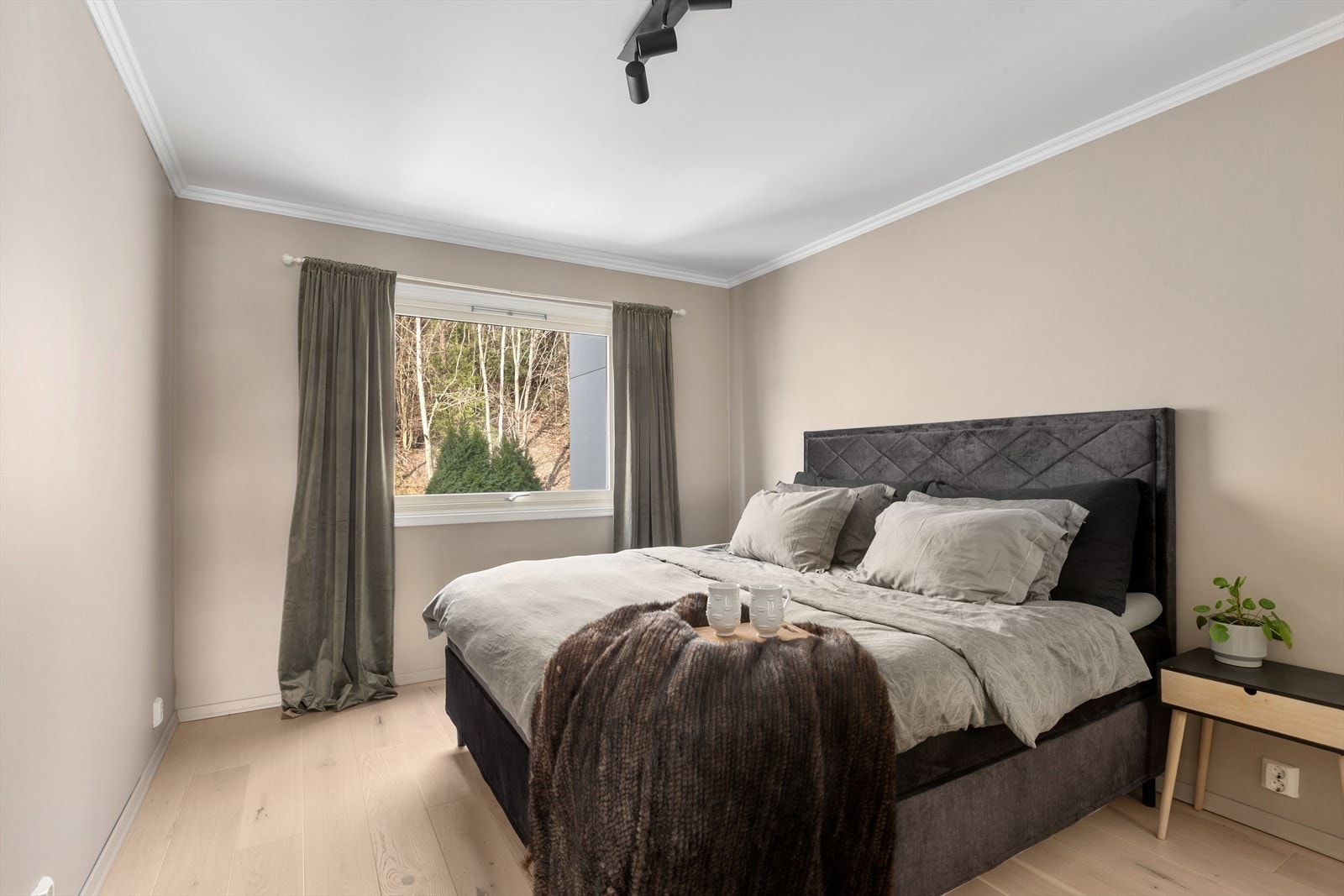 Hovedsoverommet gir enkelt plass for dobbeltseng med tilhørende nattbord Galleribilde