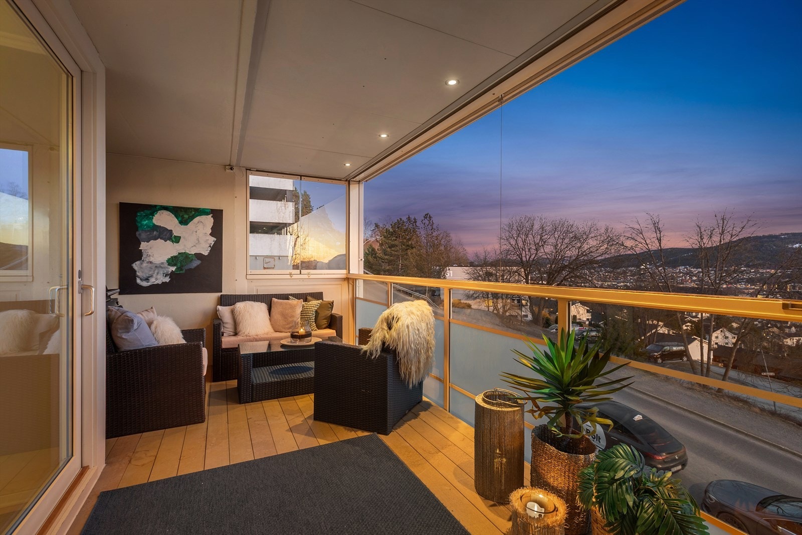 Fra stuen er det adkomst til en flott balkong på 15 kvm Galleribilde