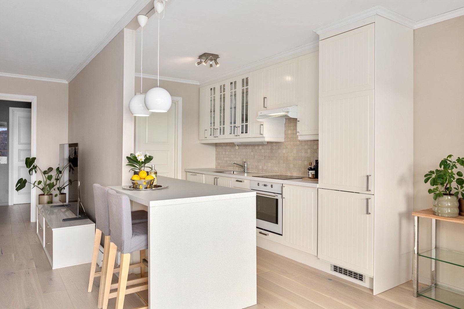 I en åpen løsning med stue/spisestue finner du kjøkkenet Galleribilde