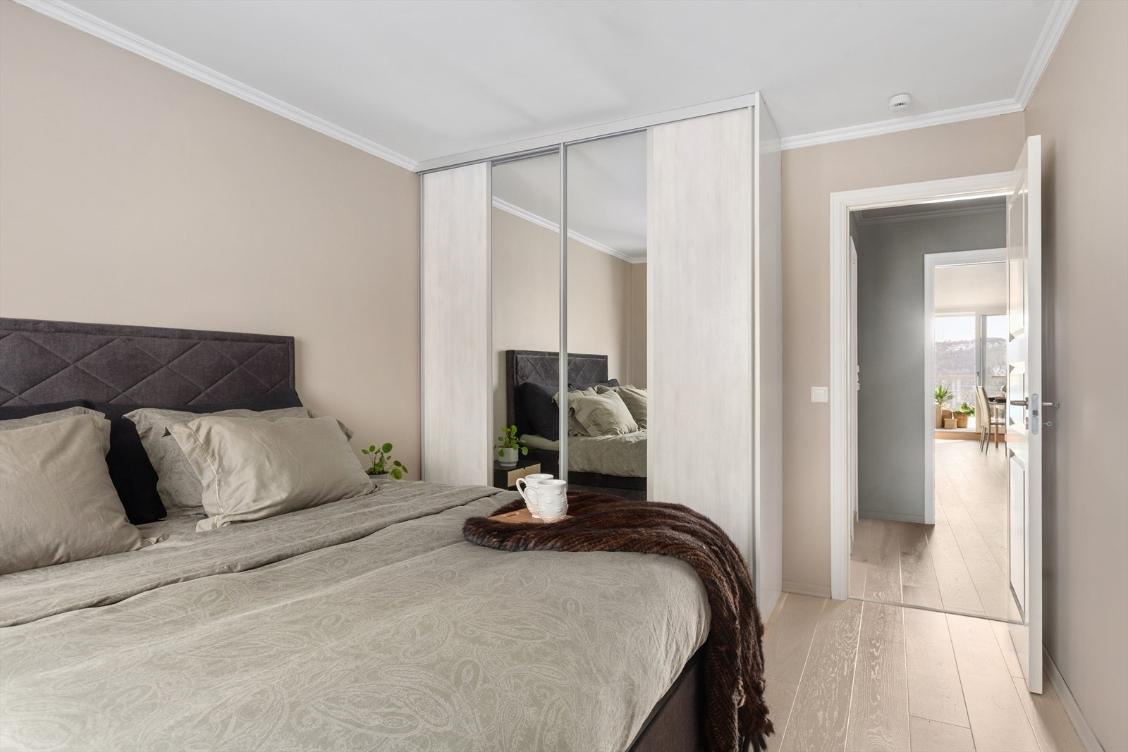 Etablert praktisk skyvedørsgarderobe Galleribilde