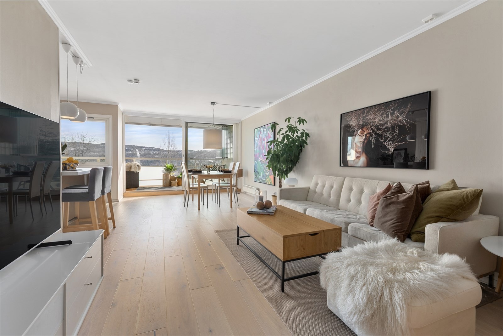 Videre adkomst til stor og luftig stue Galleribilde