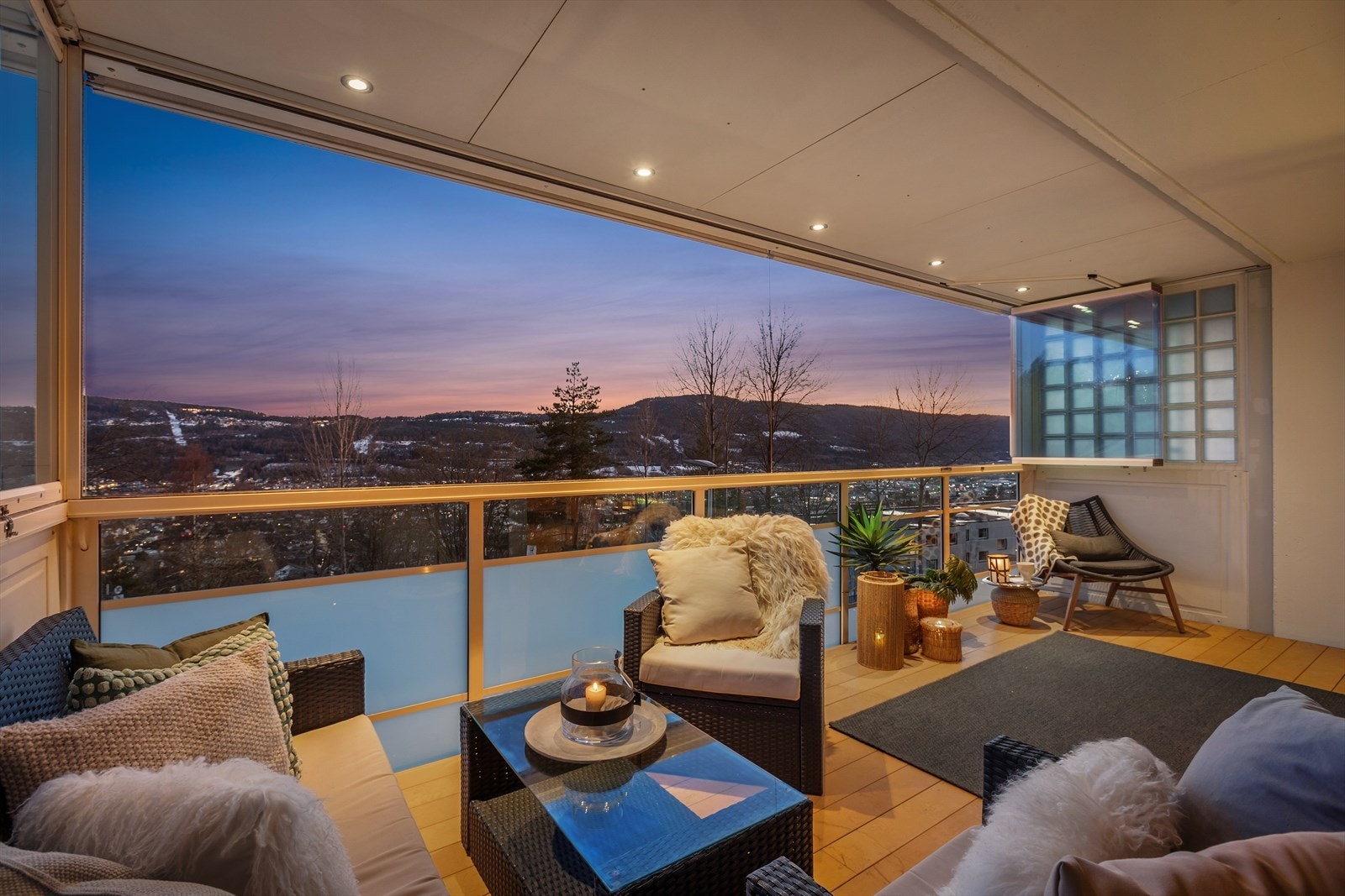 Balkongen har gode møbleringsmuligheter med plass for både lounge, spisegruppe og grill Galleribilde