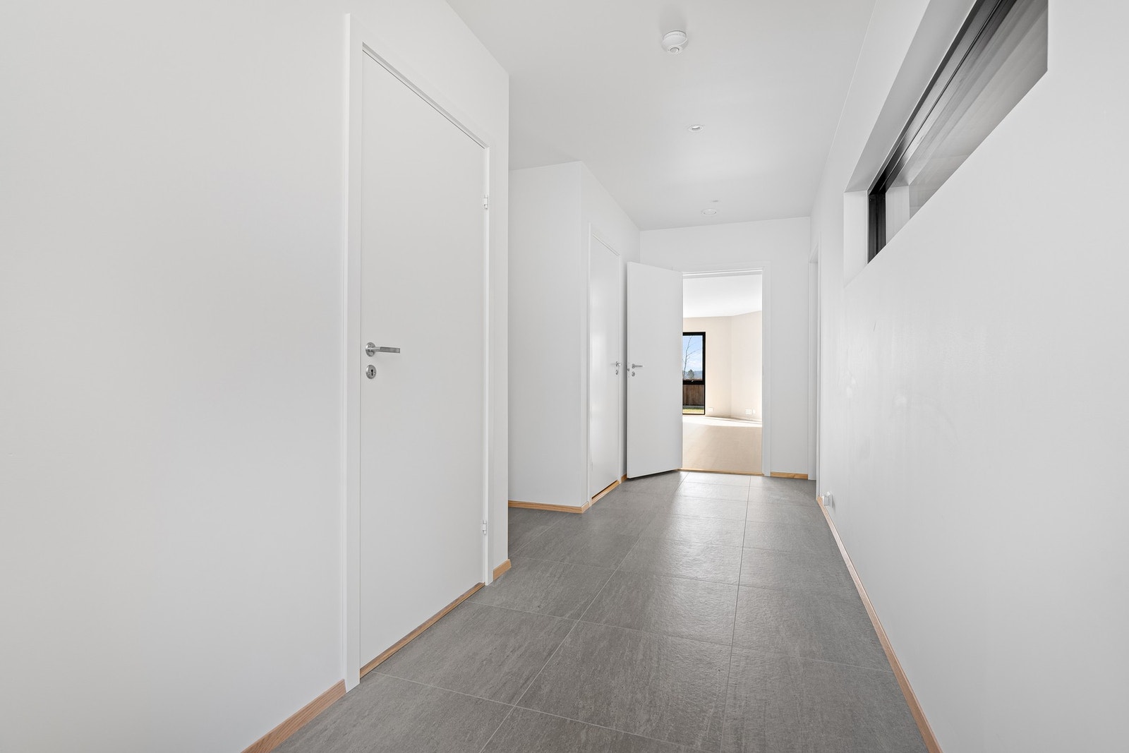 Gang med fliser og varmekabler Galleribilde