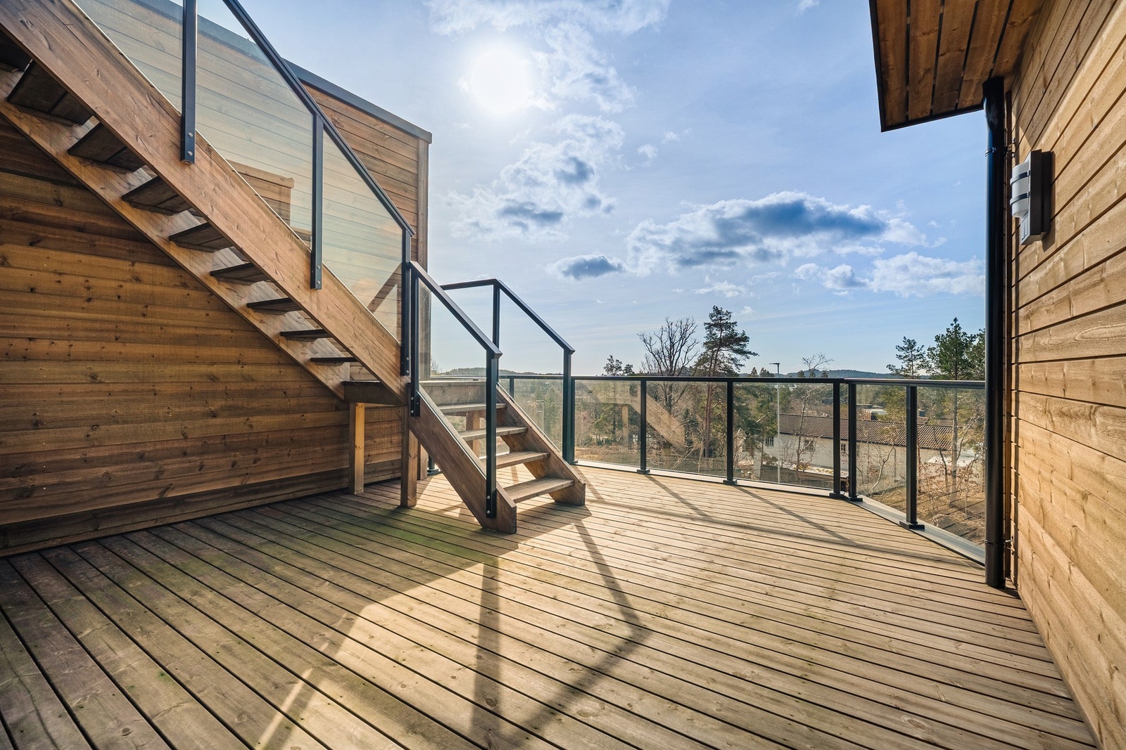 Solrik terrasse med trapp til privat takterrasse Galleribilde