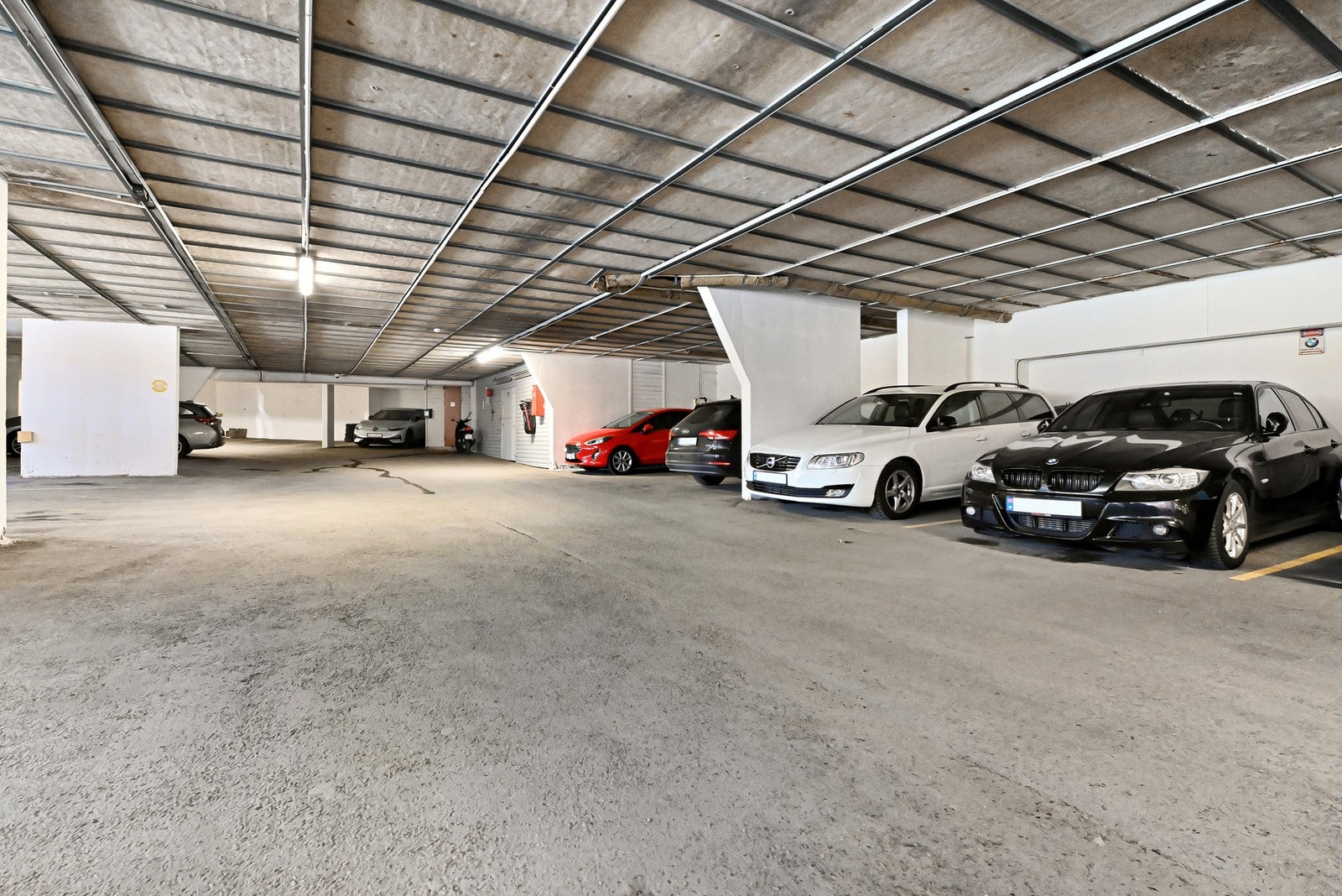 Andelen disponerer egen parkeringsplass i felles garasjekjeller. I tillegg er det godt med gjesteparkering. Galleribilde