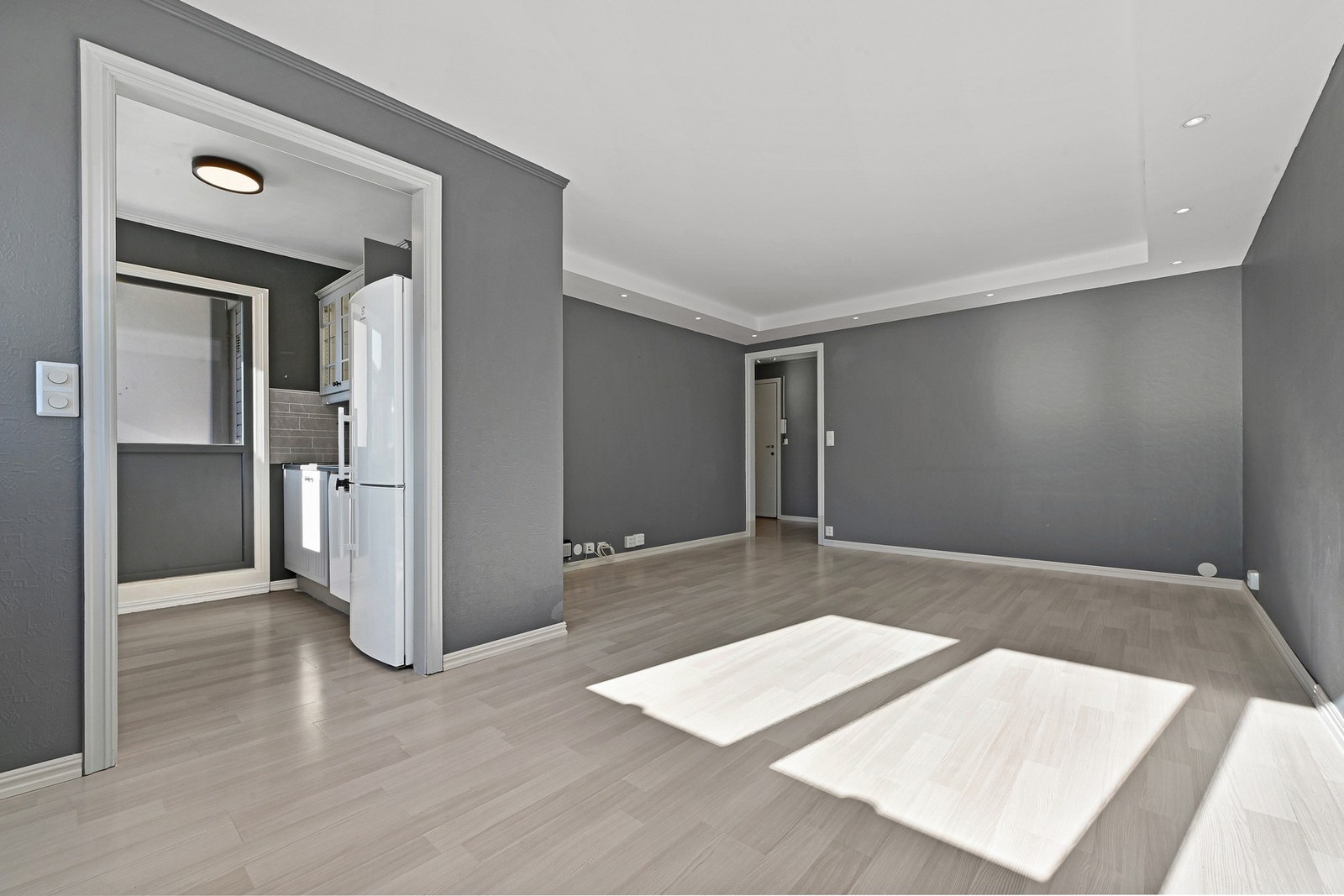 Fra spisestuen har man direkte innsyn til det stilrene kjøkkenet. Galleribilde