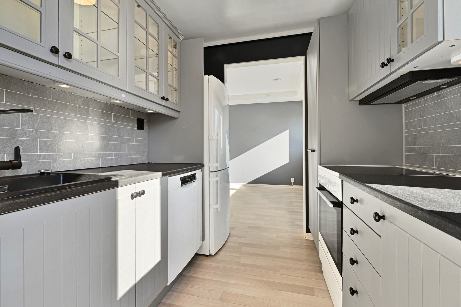 Her har du et arbeidsvennlig kjøkken med praktiske løsninger. Kjøkkenet har delvis åpen kjøkkenløsning. Galleribilde