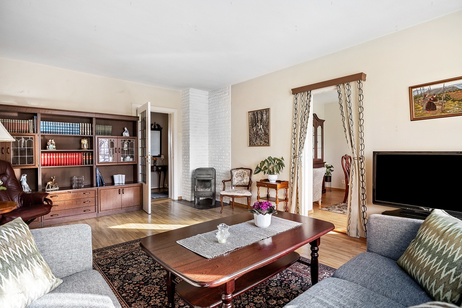 Stue - utgang til vestvendt balkong Galleribilde