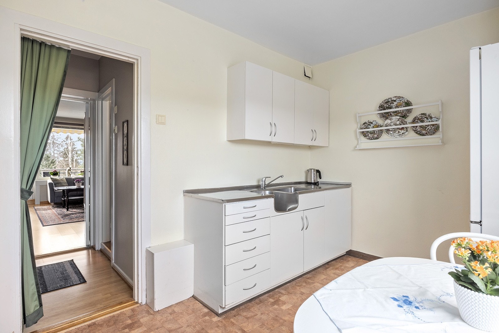 Kjøkken - kjøleskap og komfyr medfølger Galleribilde