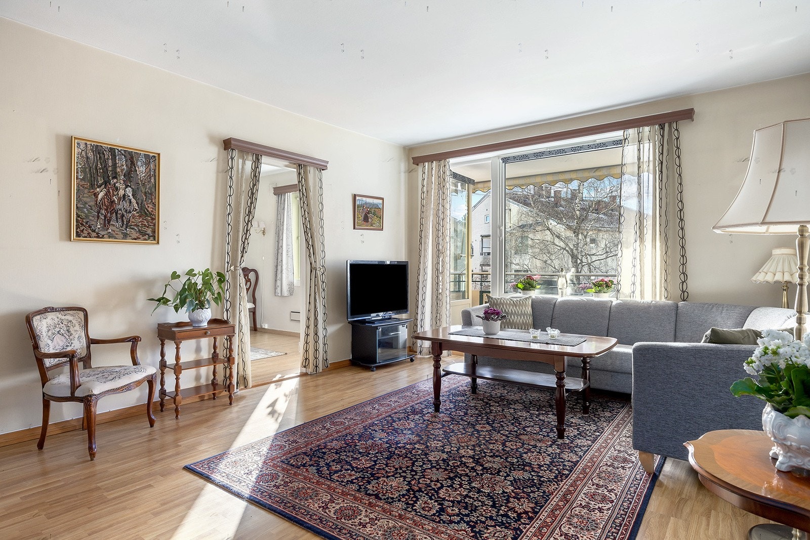 Stue - utgang til vestvendt balkong Galleribilde