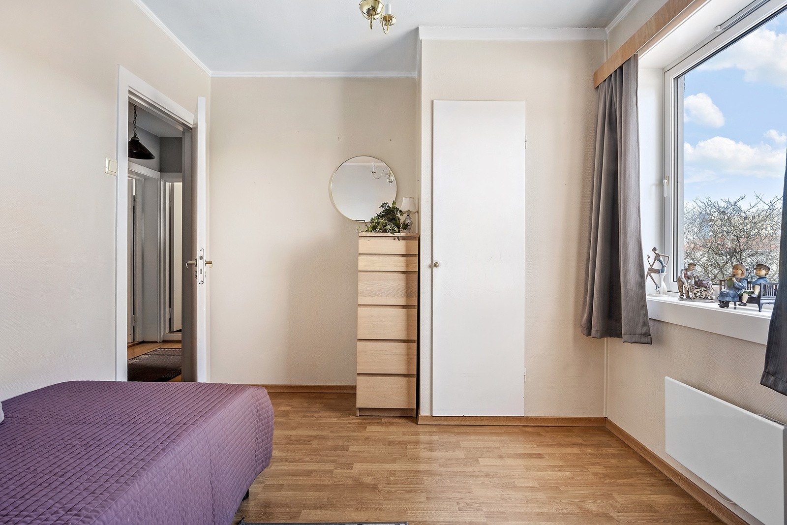 Soverom med gardeerobeskap Galleribilde