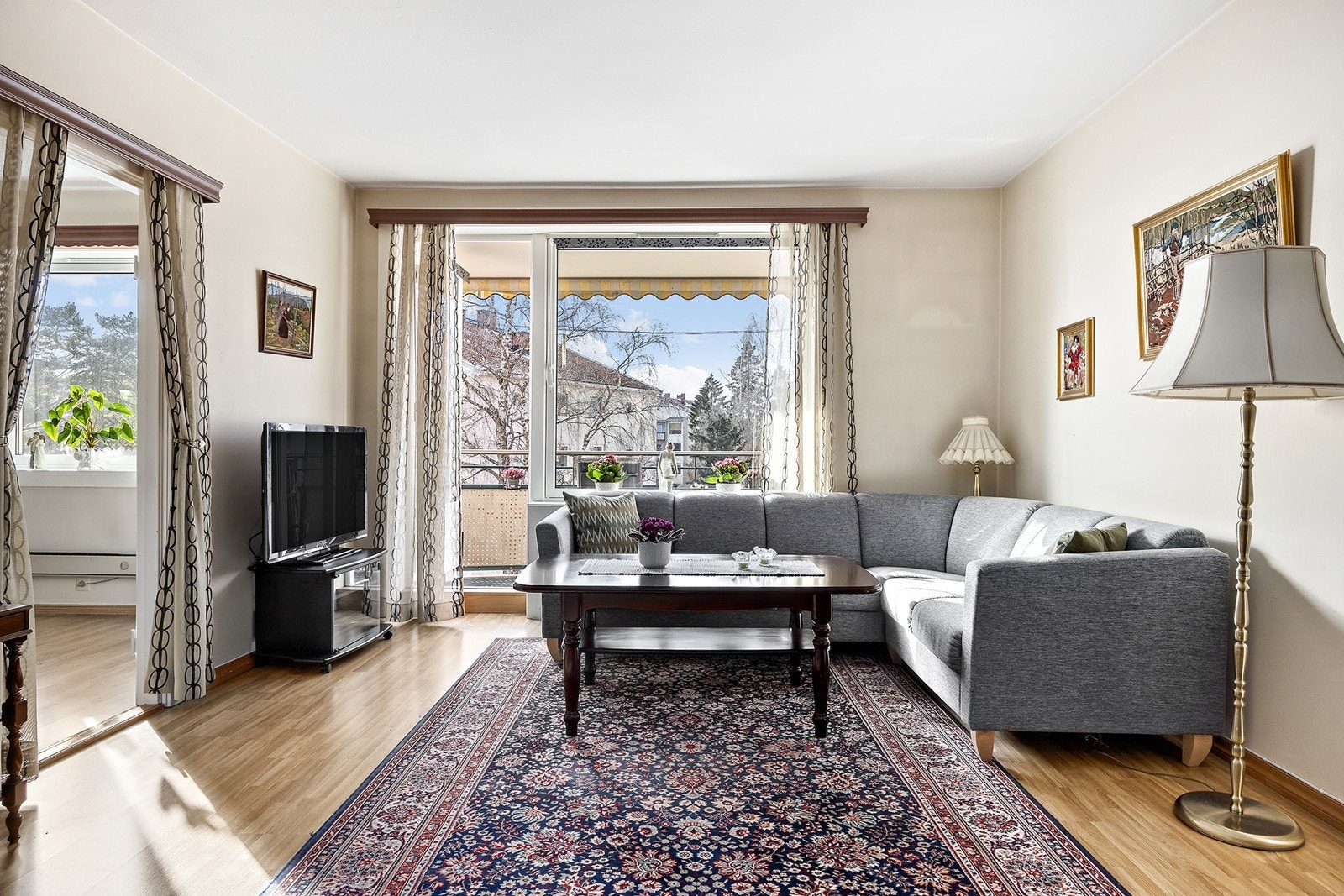 Stue med store vindusflater Galleribilde