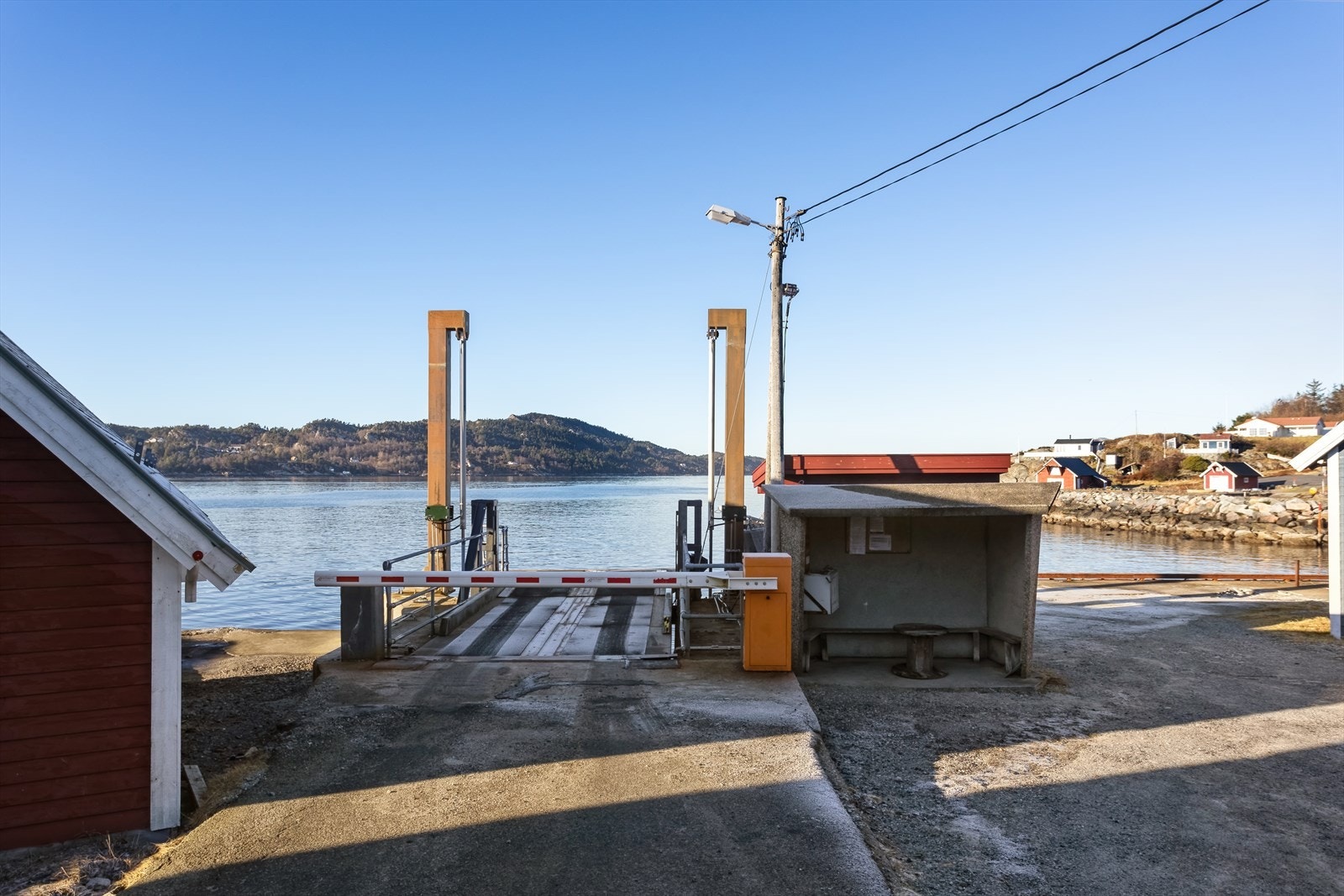 Fergen på Lerøy går både til Klokkarvik, og til Hjellestad. Galleribilde