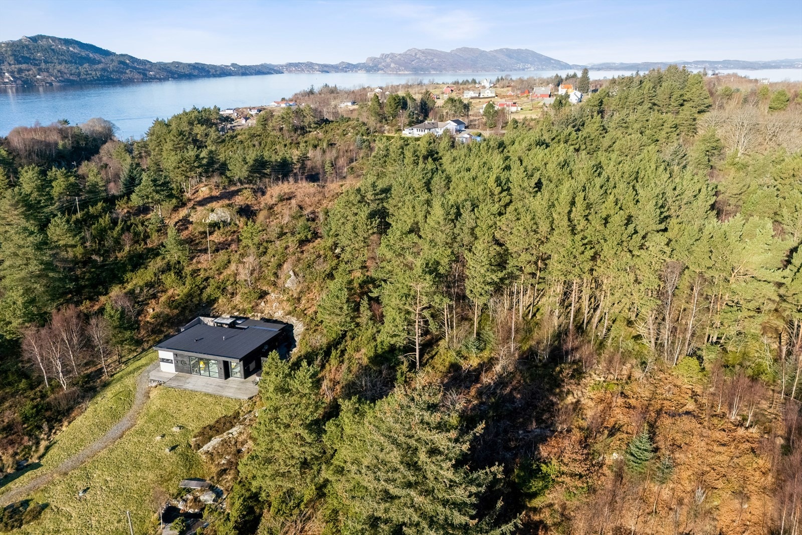 Tomten har veirett over hovedbruket og båtfesterett, plassering kan sees på kart. Galleribilde