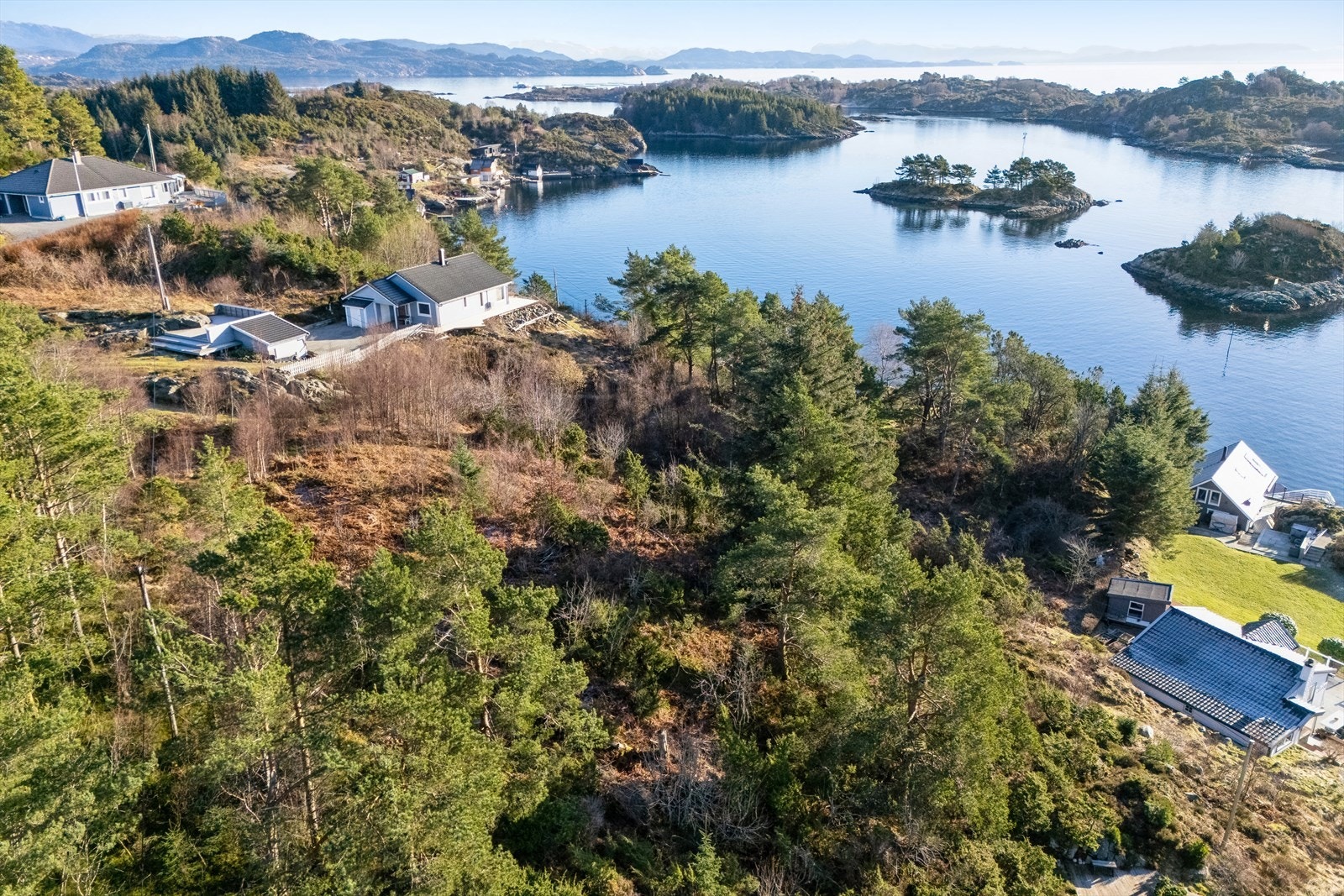 Tomten ligger på en høyde i terrenget som gir fri og fin utsikt. Galleribilde