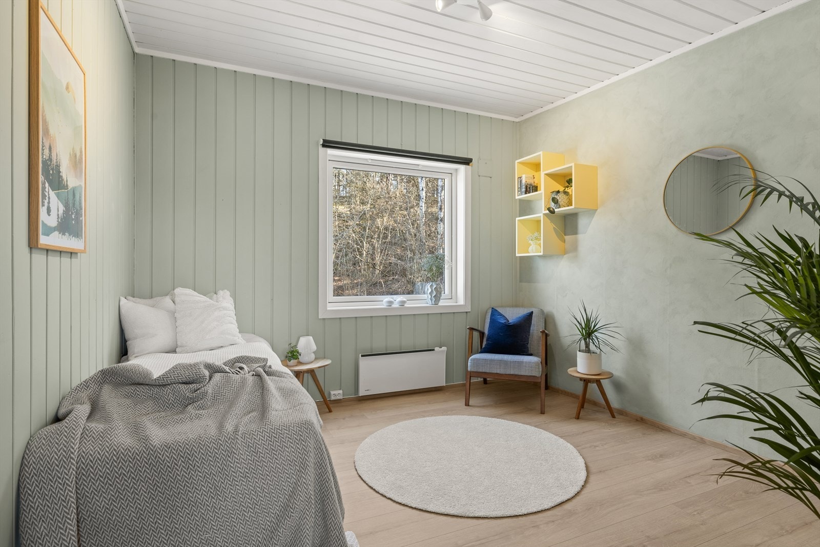 Soverom II | Praktisk og romslig soverom med flere innredningsmuligheter. Innebygd garderobe med oppbevaringsplass. Galleribilde