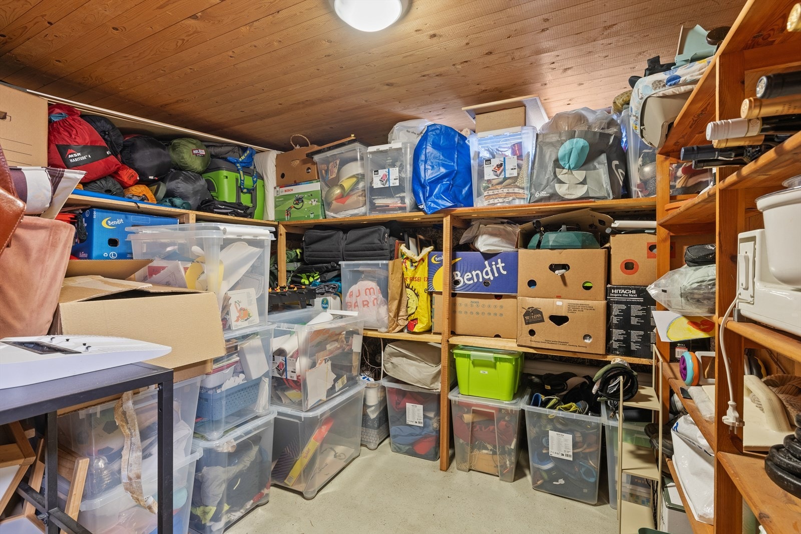 Rikelig med oppbevaringsplass i flere boder. Galleribilde