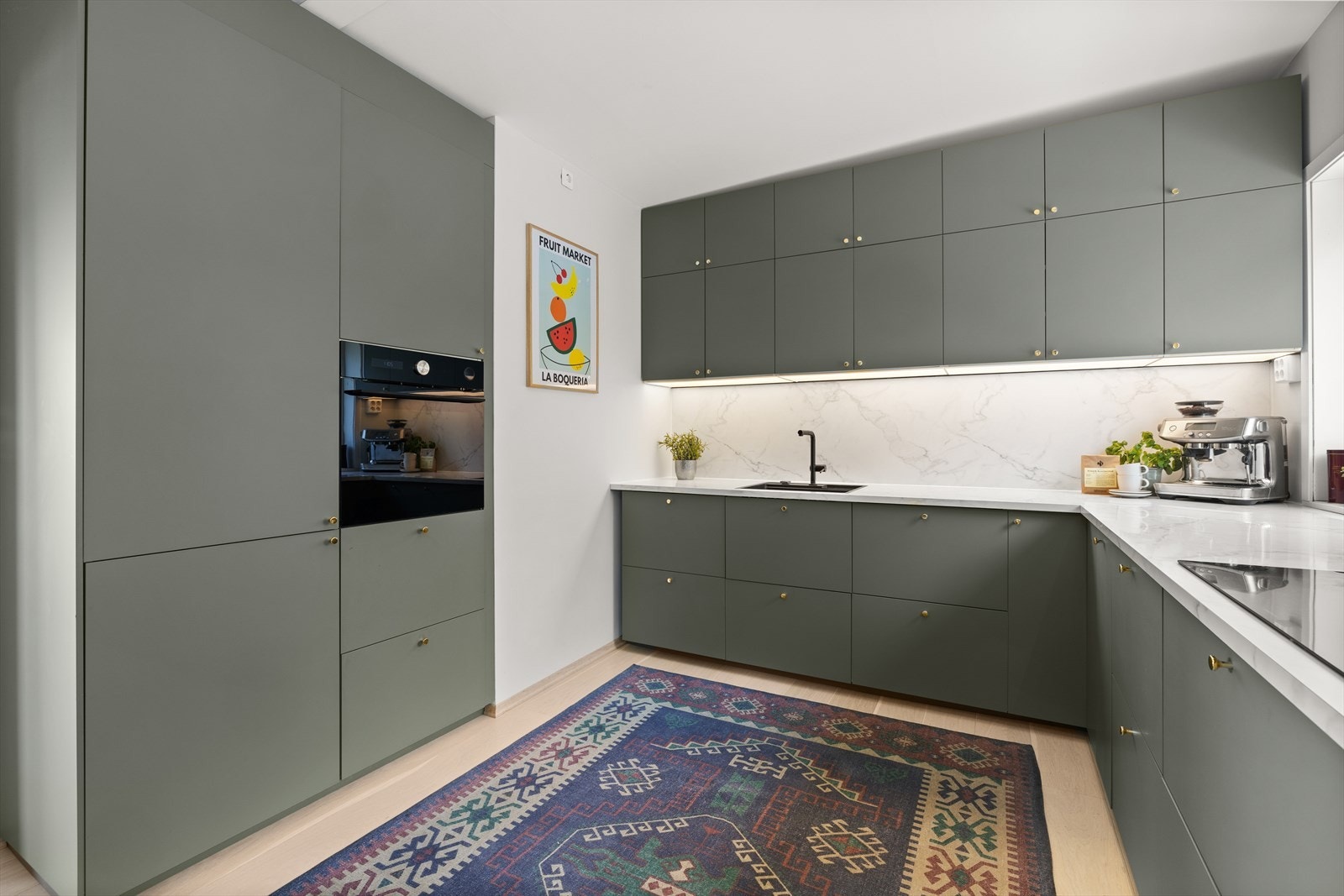 Delikat IKEA kjøkken fra 2020 med praktiske løsninger og mye skap- og benkeplass. Galleribilde