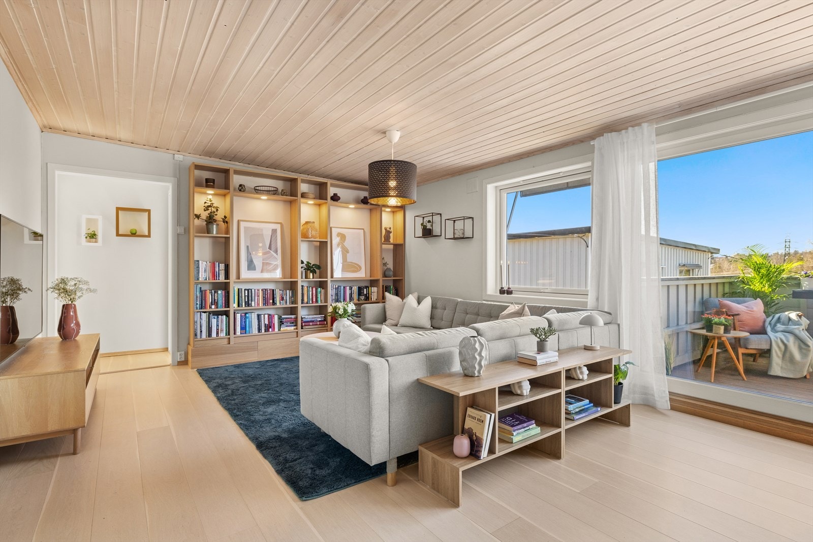 Gjennomgående planløsning og store vindusflater gir rikelig med naturlig lysinnslipp. Galleribilde