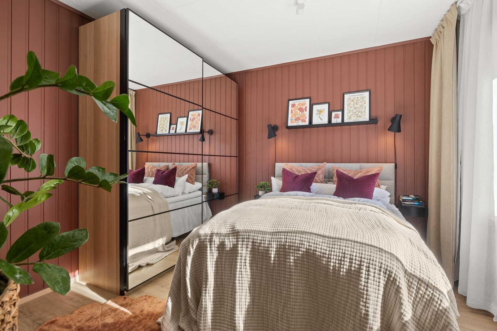 Rommet er innredet med praktisk skyvedørsgarderobe med gode lagringsmuligheter. Galleribilde