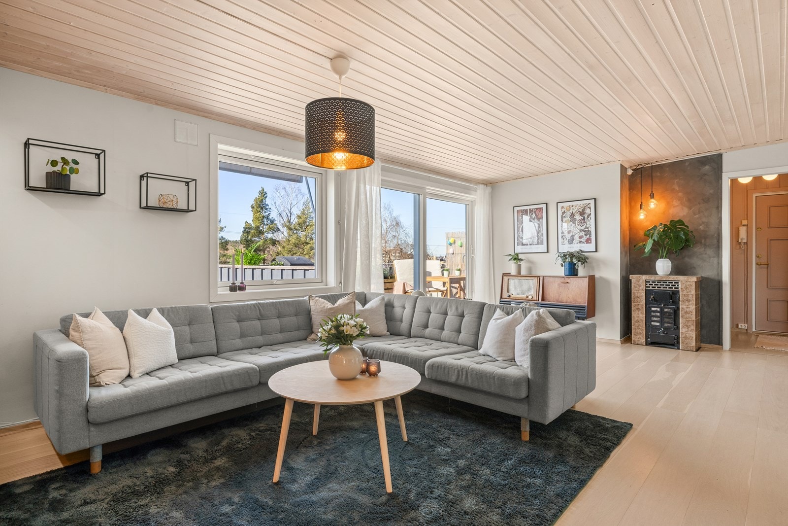 Lys og innbydende stue med god plass til sofagruppe, tv-seksjon m.m. Galleribilde