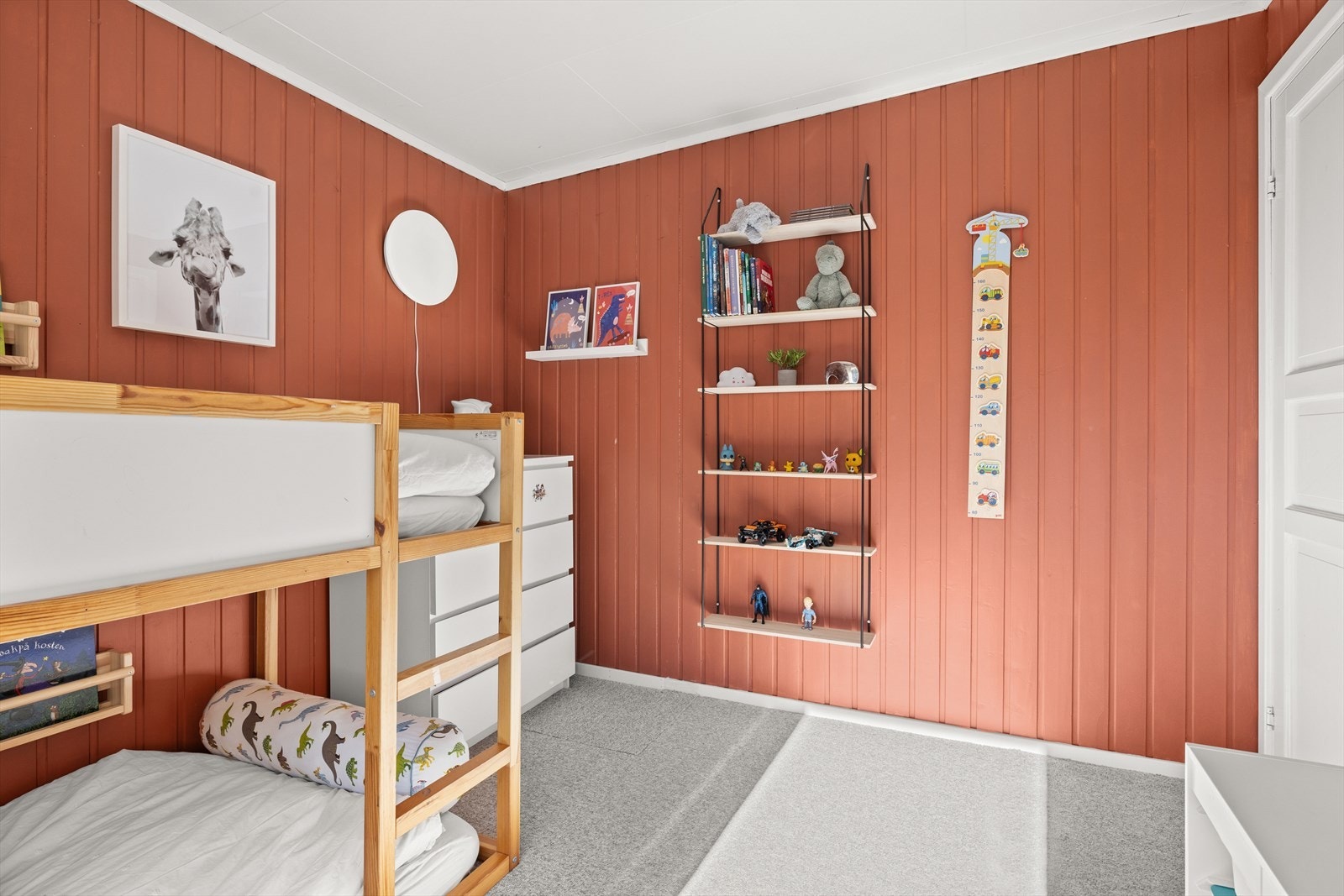 Her er det fin plass til seng, garderobeløsning og annen innredning. Galleribilde