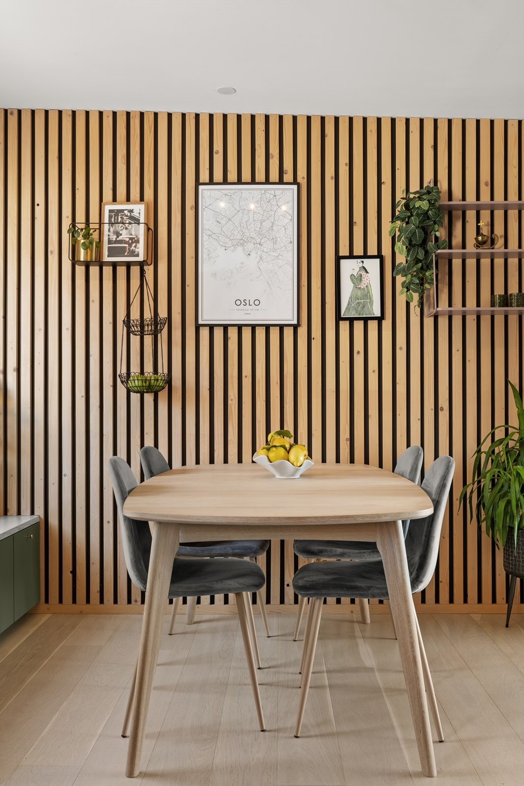 Lekre farge- og materialvalg er gjennomgående. Galleribilde