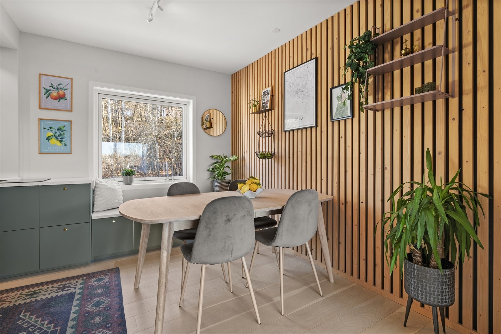 Familievennlig planløsning med plass til flere sittegrupper og soner. Galleribilde