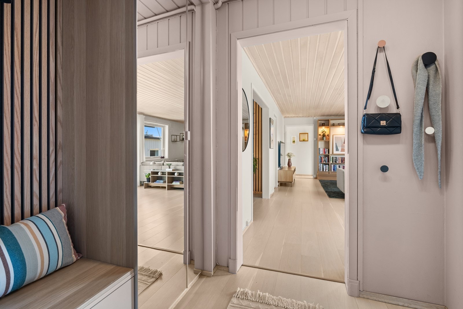 Entrè med plass til oppbevaring av sko og yttertøy i praktisk garderobeskap. Galleribilde