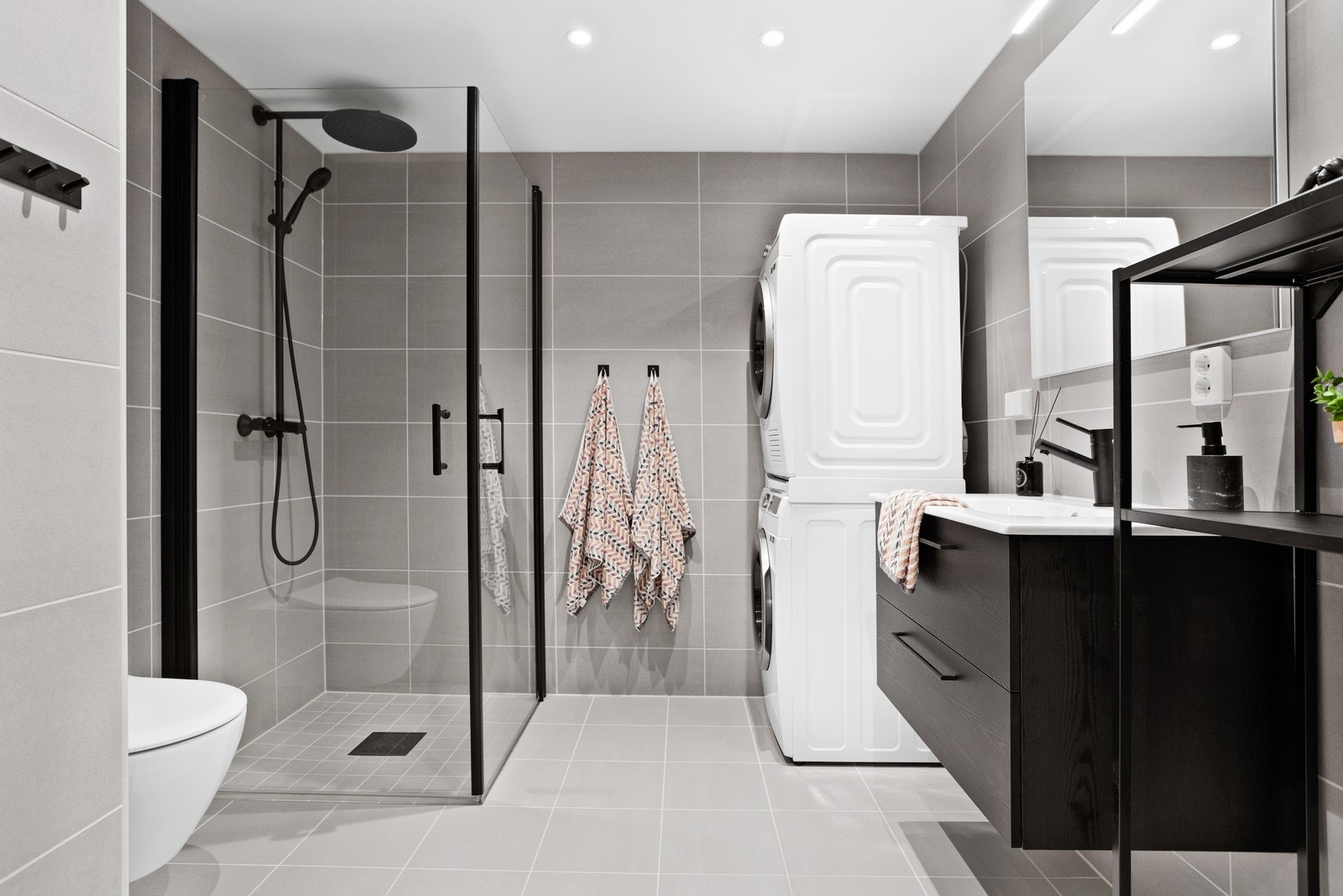 Det er opplegg for vaskemaskin og tørketrommel på det ene badet. Galleribilde
